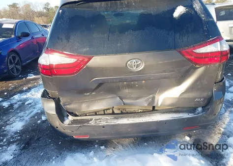 2015 Toyota Sienna Xle Premium 8 Passenger z USA, uszkodzony, nr VIN 5TDYK3DC1FS632563